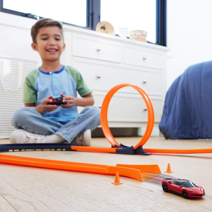 Criança brincando com pista